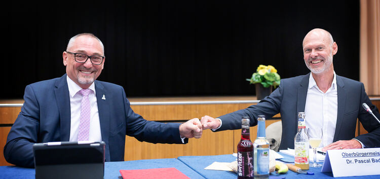 Gratulation vom Chef für den frisch gewählten Bürgermeister Günter Riemer (links).Fotos: Carsten Riedl