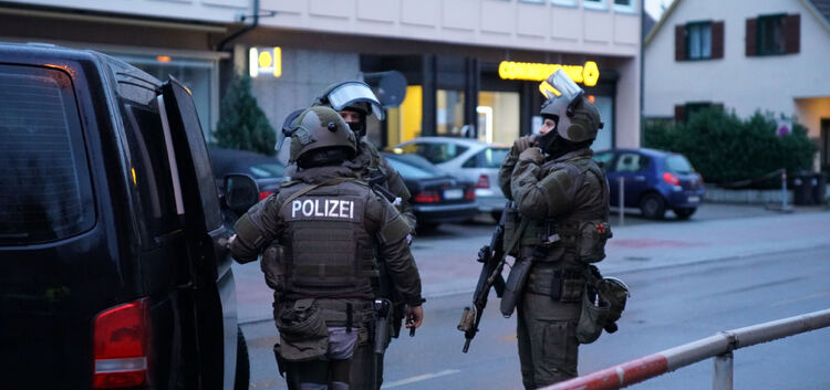 Die blutige Auseinandersetzung in Plochingen am 13. Februar rief ein Großaufgebot der Polizei auf den Plan. Foto: SDMG/Kohls