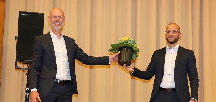 Kirchheims Oberbürgermeister Bader (links) gratuliert Achim Rapp zur Wahl. Foto: pr