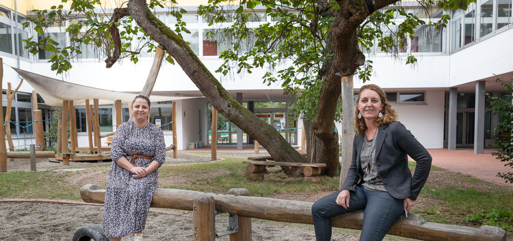 Janett Schmidt-Währisch (links) und Kerstin Schmid im Innenhof der Dettinger Teckschule.  Foto: Carsten Riedl