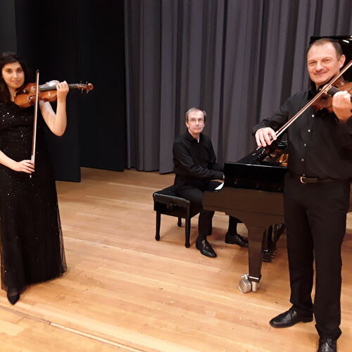 Aylin Köybasi und Siegfried Hartauer an der Violine und Cornelis Witthoefft am Klavier bilden das „Trio con Passione“.Foto: Hans