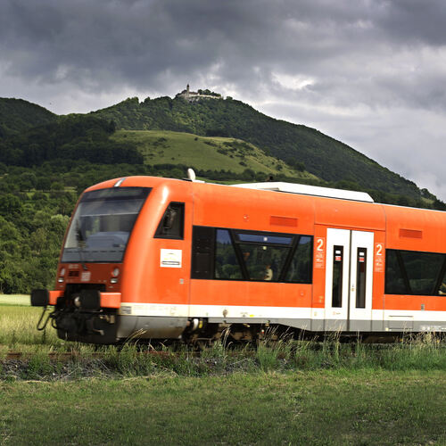Zur Hauptverkehrszeit werden als Ersatz für einen Zug drei Busse eingesetzt.Foto: Jean-Luc Jacques