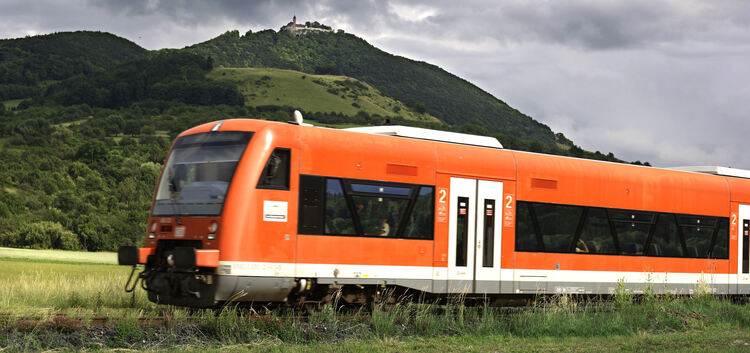 Zur Hauptverkehrszeit werden als Ersatz für einen Zug drei Busse eingesetzt.Foto: Jean-Luc Jacques