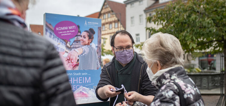 Kostenlose Masken verteilte Kirchheims Stadtverwaltung gestern am Rand des Marktplatzes. Dazu gab es auch Informationen - über M