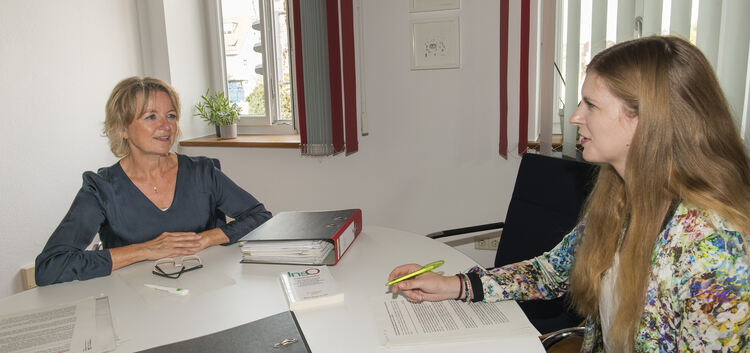Ursula Krömer (links) und Lena Stumpp vom Kreisdiakonieverband sprechen über die geplanten Änderungen beim Restschuldbefreiungsv