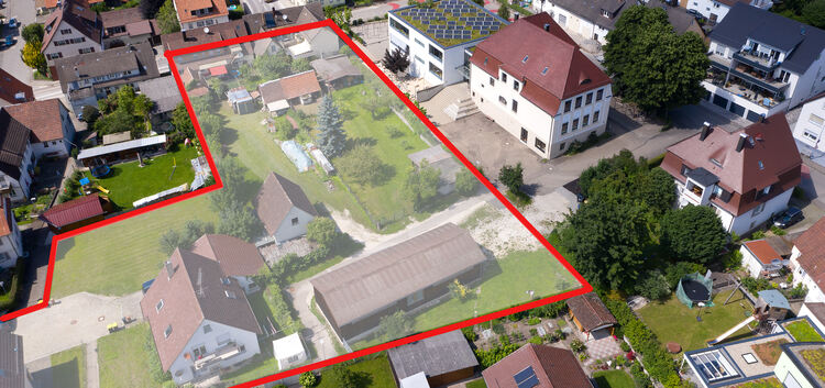 Unterhalb der Grundschule in Oberlenningen soll ein großes Kinderhaus entstehen. Die rot umrandete Fläche können Architekturbüro