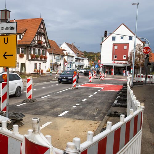Die Bauzäune an der Kreuzung rund ums Ötlinger Rathaus und die Apotheke sollen schon bald der Vergangenheit angehören. Es folgt