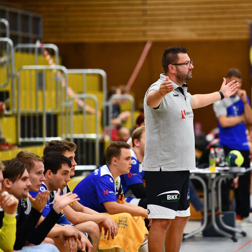 Wann geht‘s los? VfL-Trainer Engelbert Eisenbeil weiß es auch nicht. Foto: Markus Brändli