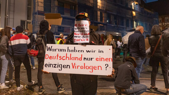 Ein Demonstrant drückte seinen Unmut mit Plakaten aus.