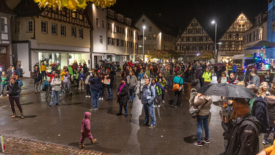 Demonstration im Nieselregen: Der Marktplatz war am Donnerstag­abend vergleichsweise gut gefüllt.