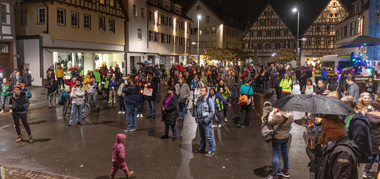 Demonstration im Nieselregen: Der Marktplatz war am Donnerstag­abend vergleichsweise gut gefüllt.