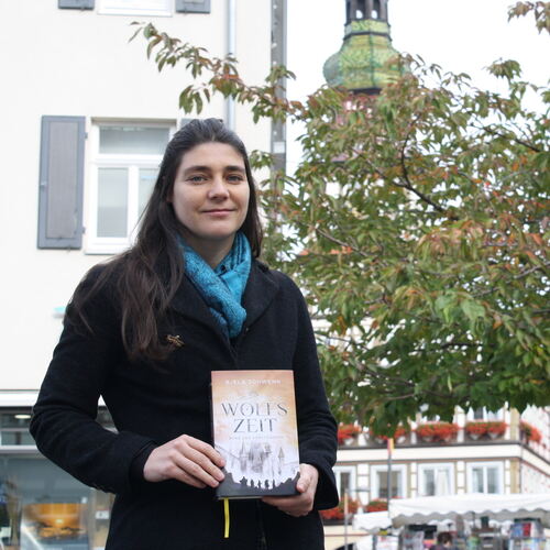 Bjela Schwenk mit ihrem Debütroman. Ihr sehnlichster Wunsch ist es, mit dem Schreiben von Büchern ­ihren Lebensunterhalt bestrei