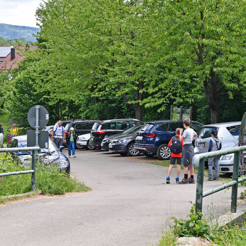 Im Sommer stieß der Wanderparkplatz im Zipfelbachtal an seine Grenzen.Foto: Markus Brändli