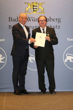 Innenminister Thomas Strobl (links) verlieh Peter Göttert das Bevölkerungsschutz-Ehrenzeichen.Foto: pr