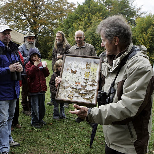 Wulf Gatter zeigt Besuchern, welche Artenvielfalt an Insekten einstmals durchwanderte.Archivfoto: Jörg Bächle