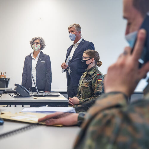 Landrat Heinz Eininger und Dr. Dominique Scheuermann schauen sich die Arbeit der Soldatinnen und Soldaten der Bundeswehr an.Foto