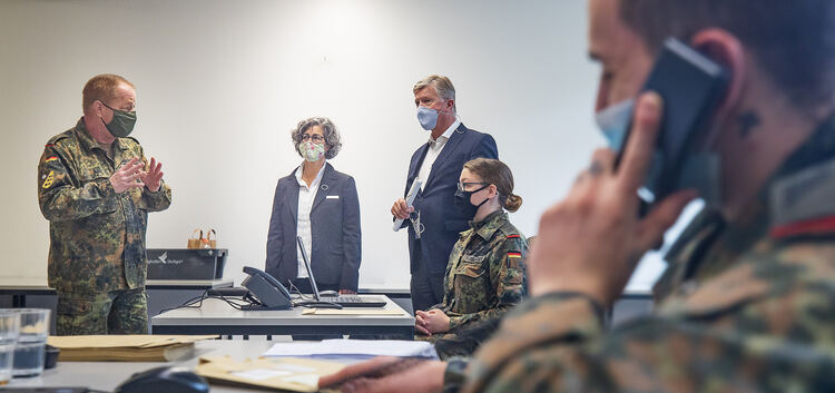 Landrat Heinz Eininger und Dr. Dominique Scheuermann schauen sich die Arbeit der Soldatinnen und Soldaten der Bundeswehr an.Foto