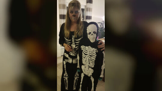Tanja Hummel feierte letztes Jahr mit ihrem Sohn im Partnerlook Halloween. Bei solchen Gestalten hält man freiwillig Abstand. Fo
