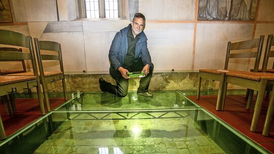Im Keramikmuseum im Schloss Ludwigsburg (mittleres Foto) finden sich die gleichen Muster wie in Plochingen. Fotos: Roberto Bulgr