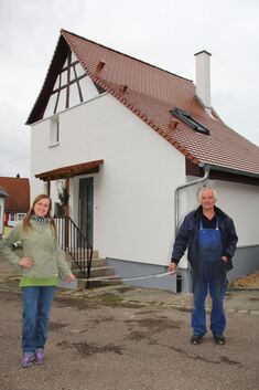 Helmut Vollmer hat das Häuschen in Eigenregie renoviert. Auch die neue Mieterin, Diana Heimburger, hatte beim Umbau ein Mitsprac