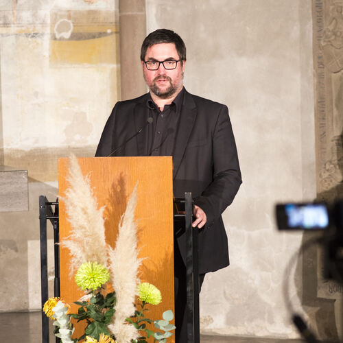 Bildungsreferent Dr. Markus Geiger spricht bei der Gedenkstunde „82 Jahre Reichspogromnacht“ in der Martinskirche.Foto: Peter Di