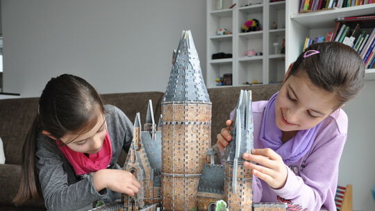 Mit Hunderten von Moosgummi-Teilen nimmt die Zauberschule von Harry Potter mit Wrebbit-Puzzles Gestalt an. Foto: Tanja Liebmann Mit Hunderten von Moosgummi-Teilen nimmt die Zauberschule von Harry Potter mit Wrebbit-Puzzles Gestalt an. Foto: Tanja Liebmann