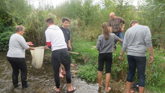 Die Schüler haben gemeinsam mit Expoerten die Lindach unter die Lupe genommen. Foto: privat Die Schüler haben gemeinsam mit Expoerten die Lindach unter die Lupe genommen. Foto: privat