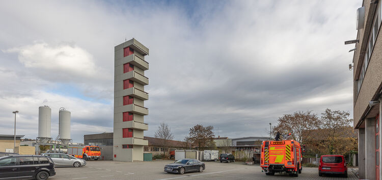Rechts vom Turm soll auf dem Hof des Technischen Zentrums in der Kirchheimer Henriettenstraße eine neue Kalthalle entstehen.Foto