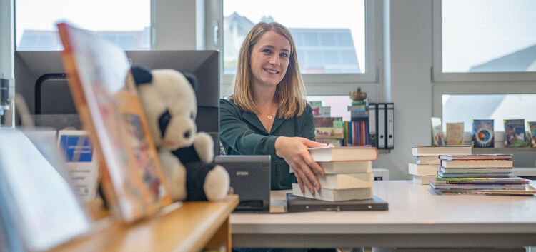 Christine Hahn mit ihrem neuen „Pad“, das stapelweise Bücher scannt.Foto: Carsten Riedl