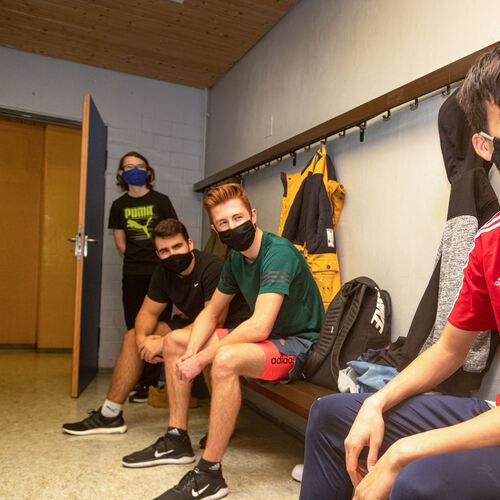 Nicht nur auf dem Schulgelände herrscht Maskenpflicht, auch in der Kabine müssen die Schüler Maske tragen. Fotos: Jean-Luc Jacqu