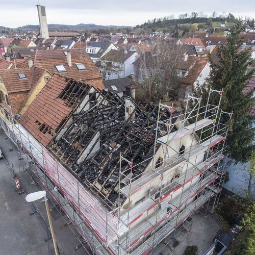 Ein Bild der Verwüstung: Das Haus in der Nürtinger Schafstraße ist seit dem Brand vor drei Wochen unbewohnbar. Foto: Jürgen Holz
