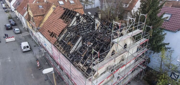 Ein Bild der Verwüstung: Das Haus in der Nürtinger Schafstraße ist seit dem Brand vor drei Wochen unbewohnbar. Foto: Jürgen Holz