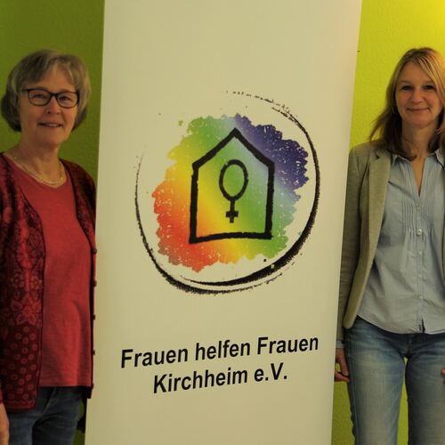 Renate Dopatka (links) und Susanne Lorch betreuen Frauen mit Gewalterfahrungen. Flyer und Plakate zeigen Kontaktmöglichkeiten au