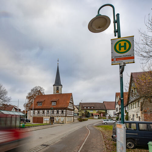 Auch barrierefreie Bushaltestellen in Ohmdens Ortsmitte gehören zum Gemeindeentwicklungskonzept. Foto: Carsten Riedl