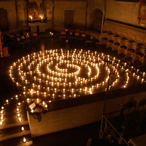 Das Lichterlabyrinth in der Martinskirche lässt sich auch tagsüber besuchen, wenn die Kirche überwiegend leer ist.  Fotos: pr