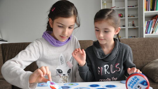 Bei dem Reaktionsspiel „Polar Panic“ geht es darum, auf Karten zu schlagen, wenn darauf gleiche Fische zu sehen sind. Fotos: Tan Bei dem Reaktionsspiel „Polar Panic“ geht es darum, auf Karten zu schlagen, wenn darauf gleiche Fische zu sehen sind. Fotos: Tan