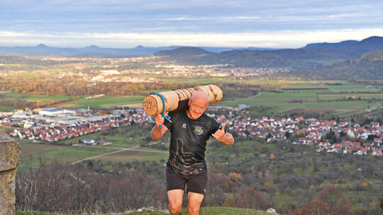 Extrem-Rentner Anton Klein aus Dettingen beim Training - läuft Marathon mit Baumstamm auf dem Rücken.