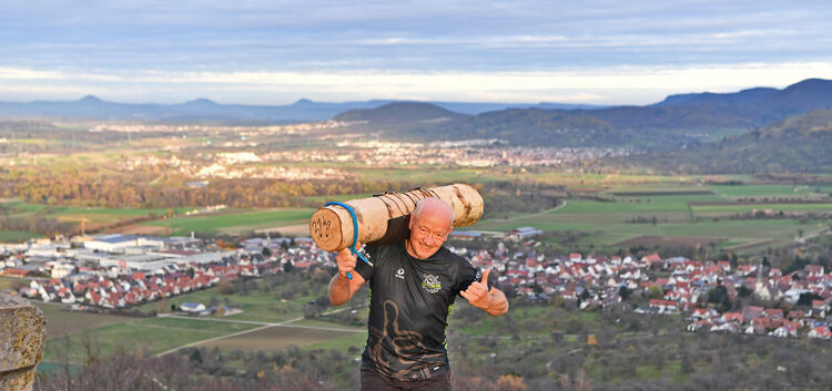 Extrem-Rentner Anton Klein aus Dettingen beim Training - läuft Marathon mit Baumstamm auf dem Rücken.