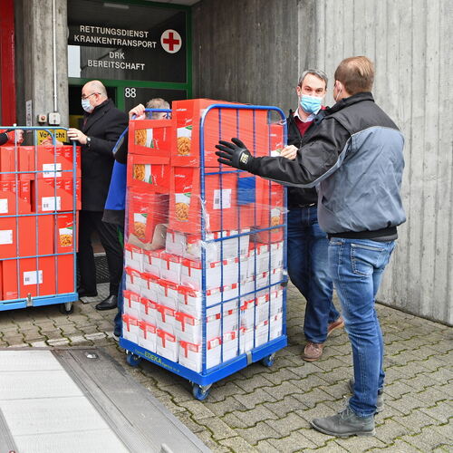 Die Rotarier und die Tafel-Mitarbeiter hatten bei der Verladung der sechs Tonnen Lebensmittel einiges zu tun. Foto: Markus Bränd