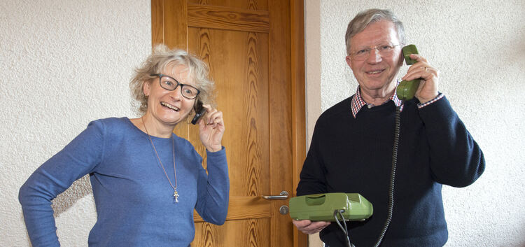 Diakonin Birgit Keyerleber und der BAKS-Vorsitzenden, Pfarrer Richard Genth, in zwei verschiedenen Telefongenerationen.