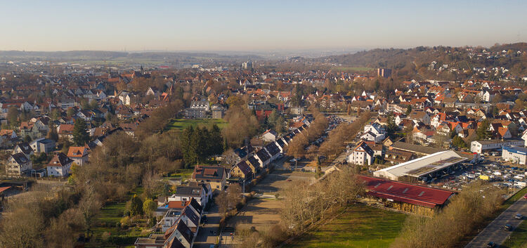 Kirchheim aus der Vogelperspektive: Der Ziegelwasen - rechts neben der grünen Klosterwiese - soll als Parkplatz und Festort erha