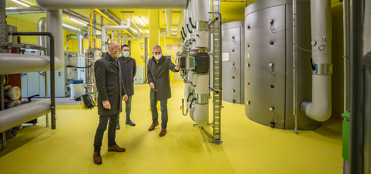 Oberbürgermeister Pascal Bader (links) lässt sich von Mark Hedderich (Mitte) und Martin Zimmert die neue Heizzentrale im Steinga