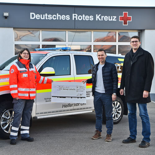 Die Firma WBV Finanzservice aus Zell unter Aichelberg hat 500 Euro für die Ausrüstung der „Helfer vor Ort“ des DRK Weilheim gesp