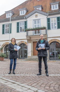 Weilheims Bürgermeister Johannes Züfle und Stefanie Halmel, die für die Öffentlichkeitsarbeit der Stadt zuständig ist, präsentie