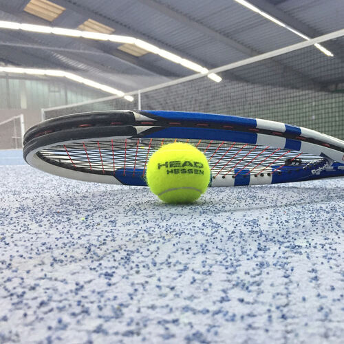In den Tennishallen dürfen weiterhin nur zwei Personen spielen.