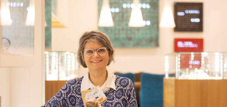 Sabine Mauser verschenkt Teebeutel, wie viele andere auch: „Kirchheim brüht auf“ ist nur eine von zahlreichen Aktionen, die Stad