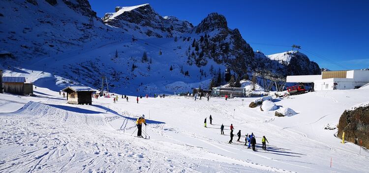 Skifahrer im Pistenglück - ob es Szenen wie hier im italienischen Arabba in diesem Winter in den Alpen geben wird, steht noch in