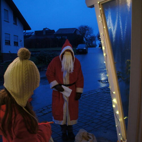 Der Nikolaus sorgte in Holzmaden für manch freudige Überraschung. Foto: pr