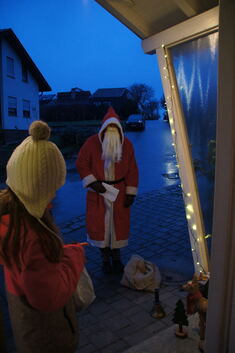 Der Nikolaus sorgte in Holzmaden für manch freudige Überraschung. Foto: pr