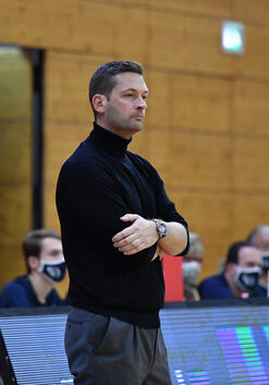 Hinter der stoischen Miene brodelt es: Knights-Coach Igor Perovic erwartet mehr von seiner Mannschaf. Foto: Tanja Spindler